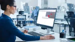 Componente Parametrico in Allplan Ragazza al computer con Allplan