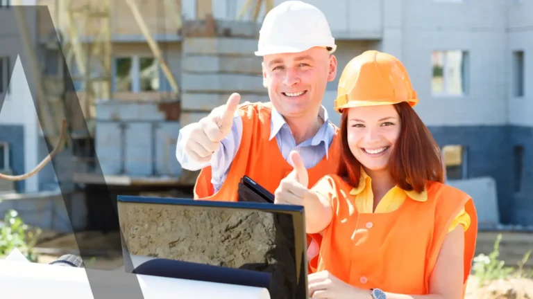 Dalla progettazione alla realizzazione - 2 architetti in cantiere sorridenti