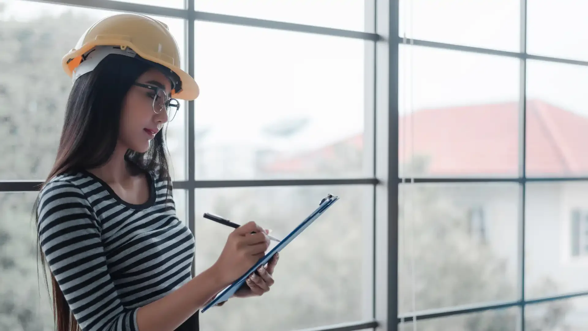 Errori comuni nell’uso di Allplan e come evitarli - ragazza che prende appunti in cantiere