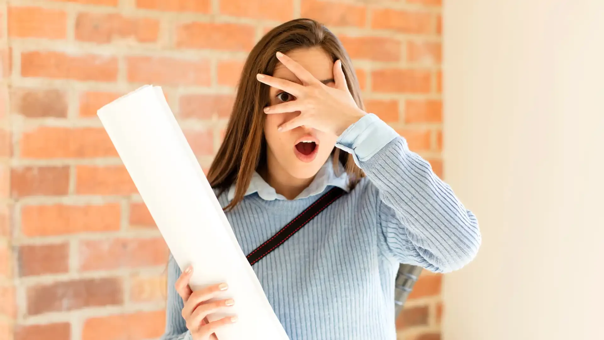 Errori comuni nell’uso di Allplan e come evitarli - ragazza con la mano nella faccia