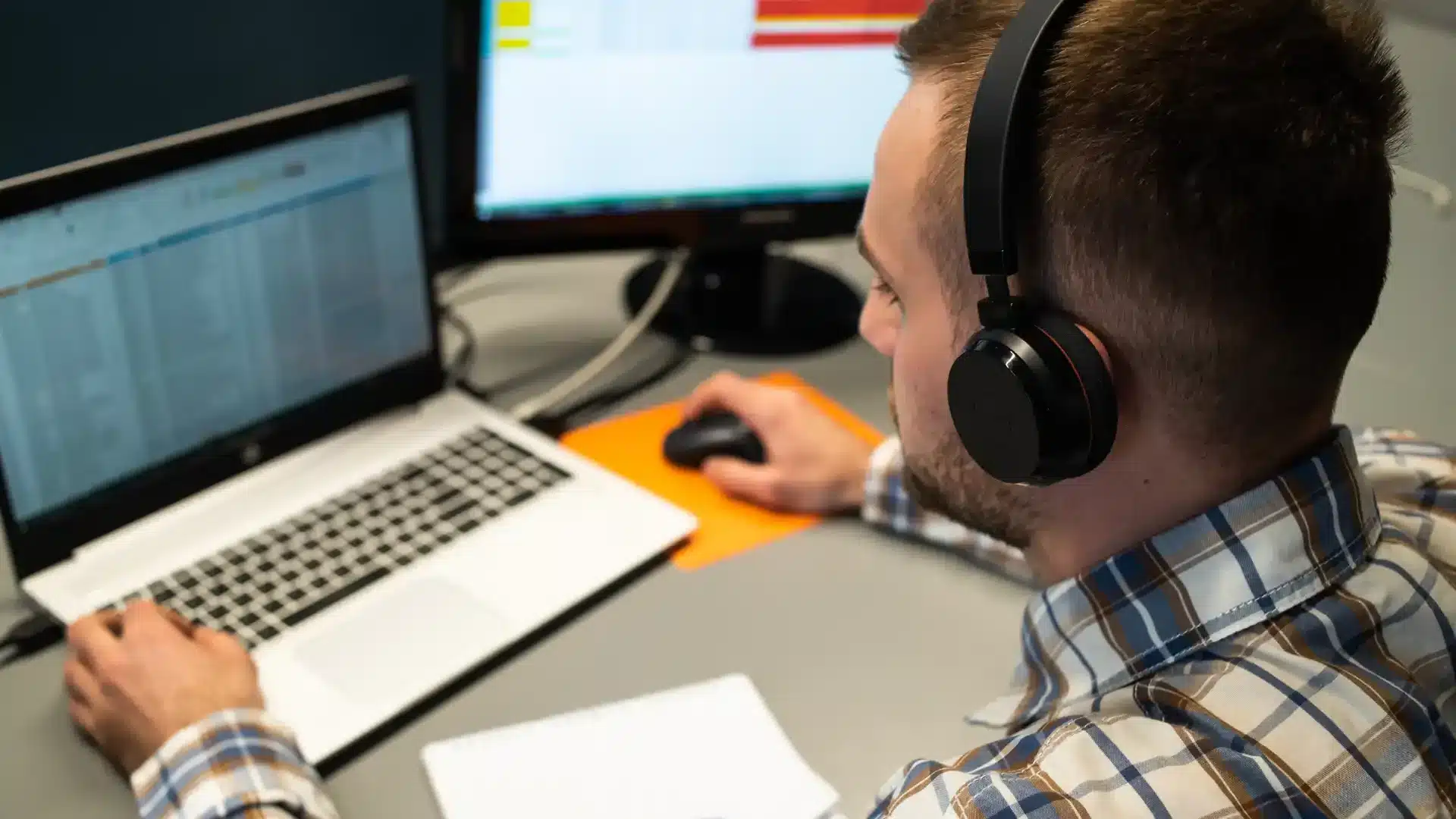 Come sfruttare l’estate per la formazione Allplan 3 Come sfruttare l’estate per formarsi su Allplan - progettista che ascolta video corsi