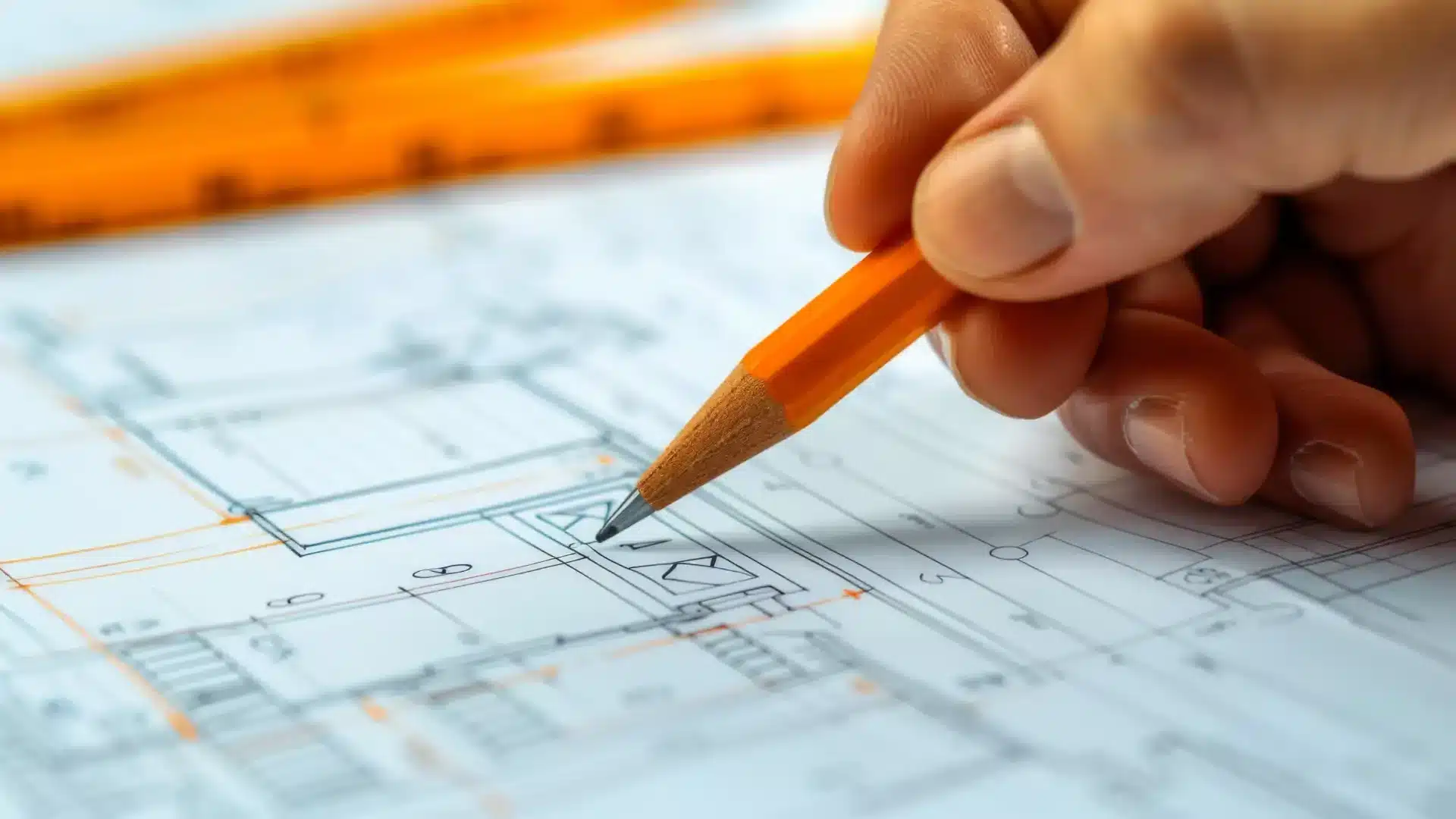 Creare dettagli costruttivi accurati con Allplan - mano con matita