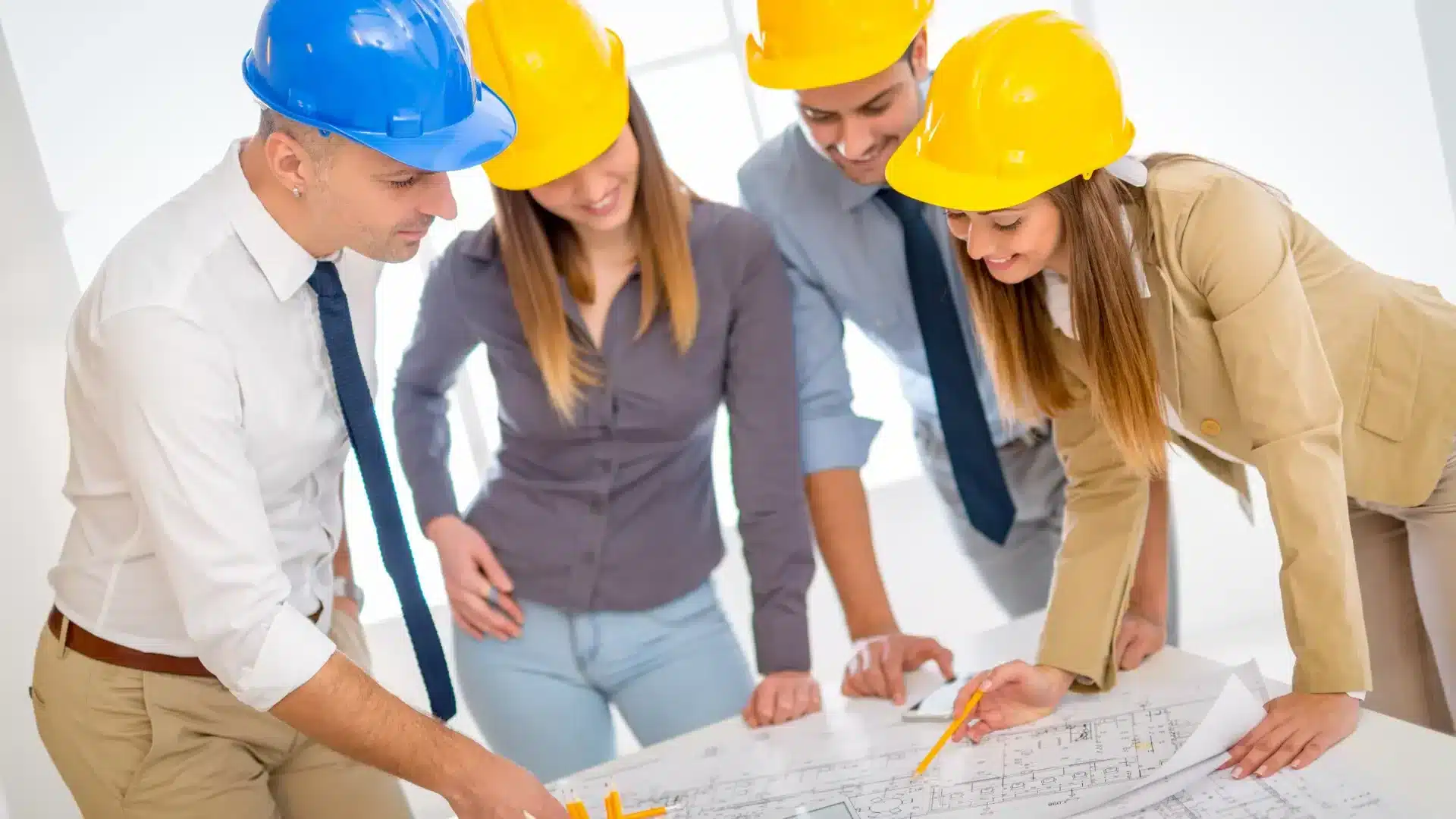 Formazione Allplan - i migliori corsi per ogni livello - 4 architetti che guardano un progetto