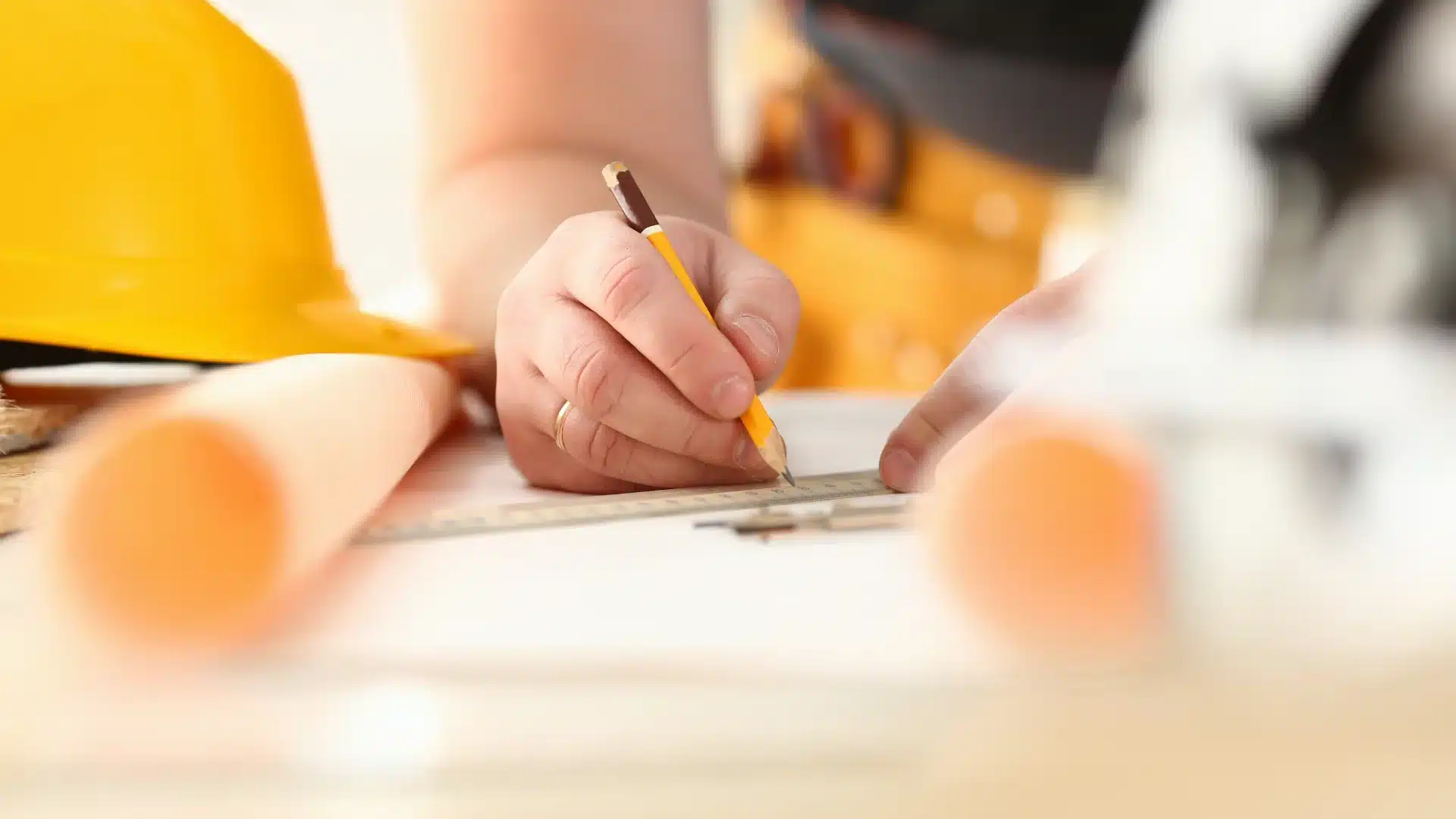 Formazione Allplan - i migliori corsi per ogni livello - mano che scrive