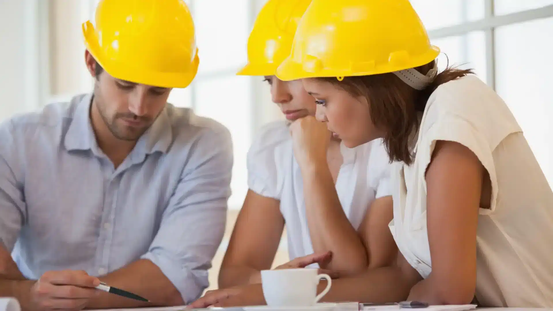 Gestire i costi di progetto con Allplan - 3 persone che discutono i costi