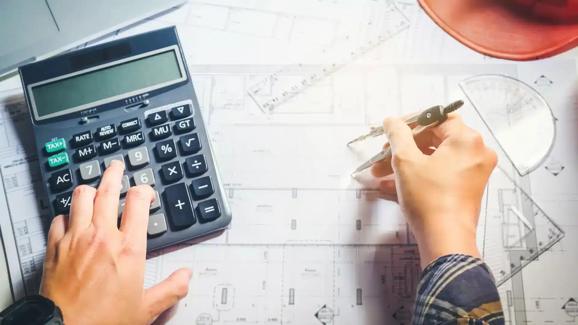 Gestire i costi di progetto con Allplan - mani che stanno calcolando i costi