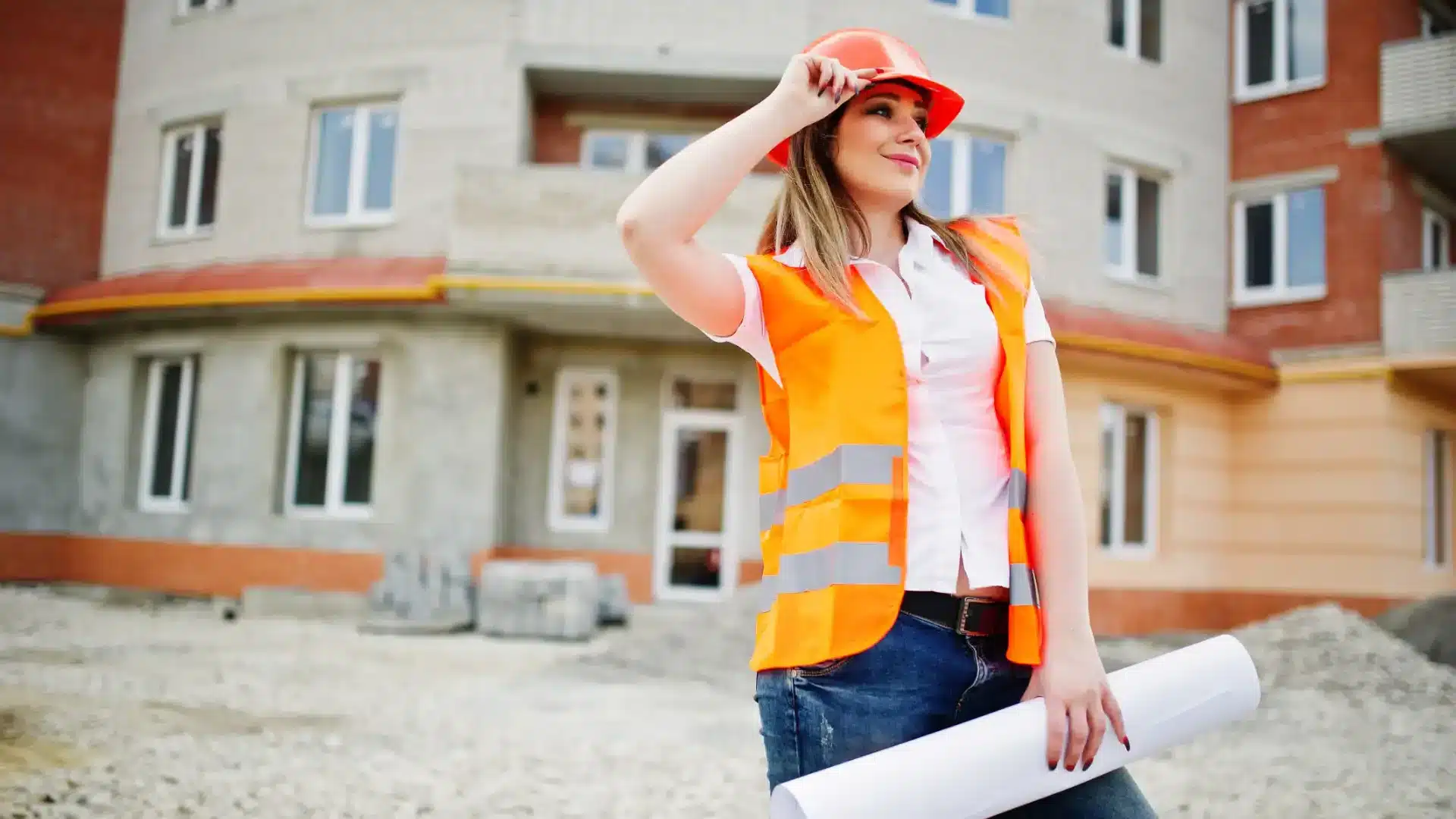 Ripartire con il piede giusto - strategie di progettazione efficiente - ragazza con caschetto e progetto in mano