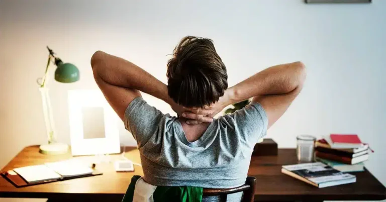 Uomo rilassato al computer